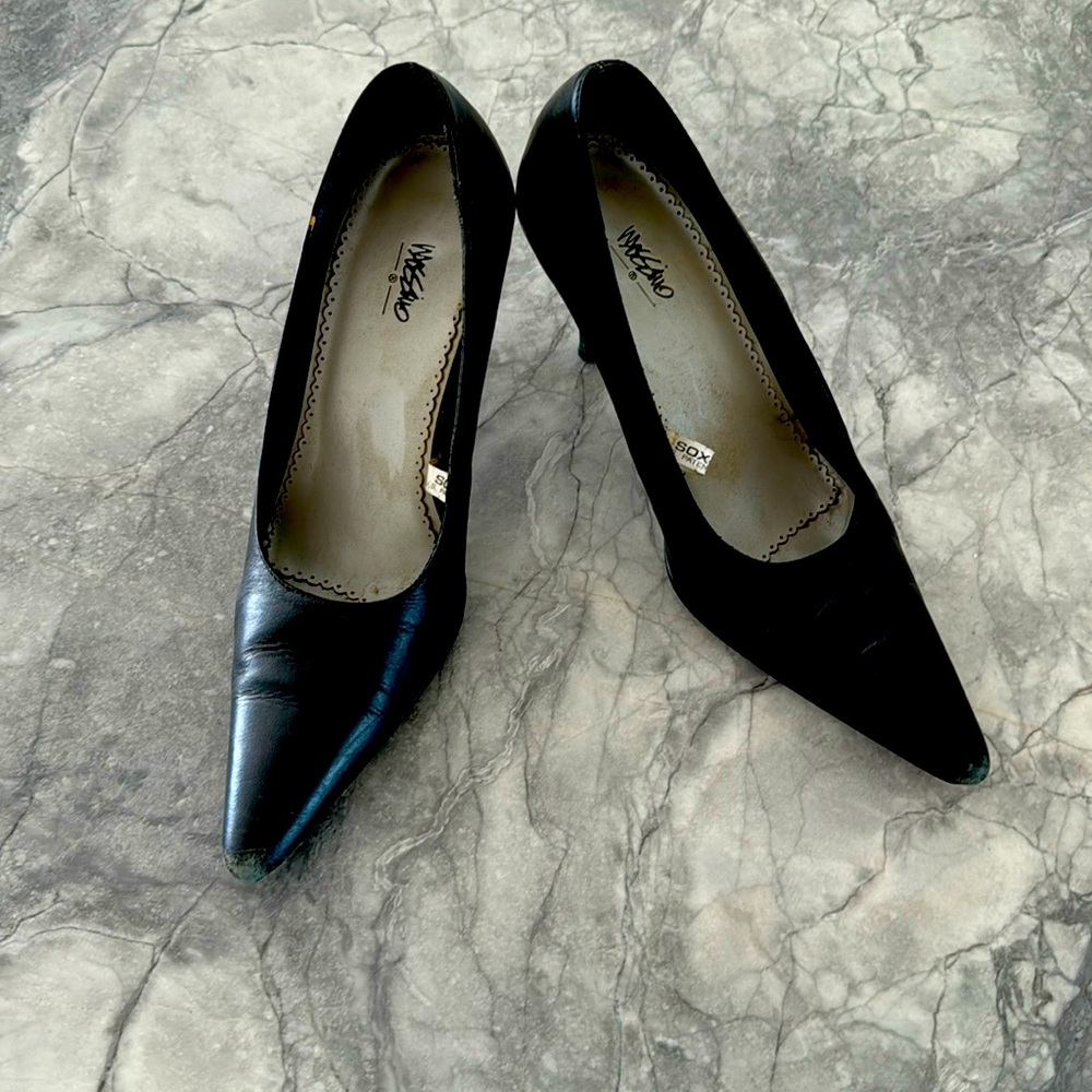 7.5 Mossimo pumps, with retro long pointy toe